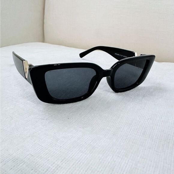 White Fox Black Trendy Sunglasses - Picture 1 of 3